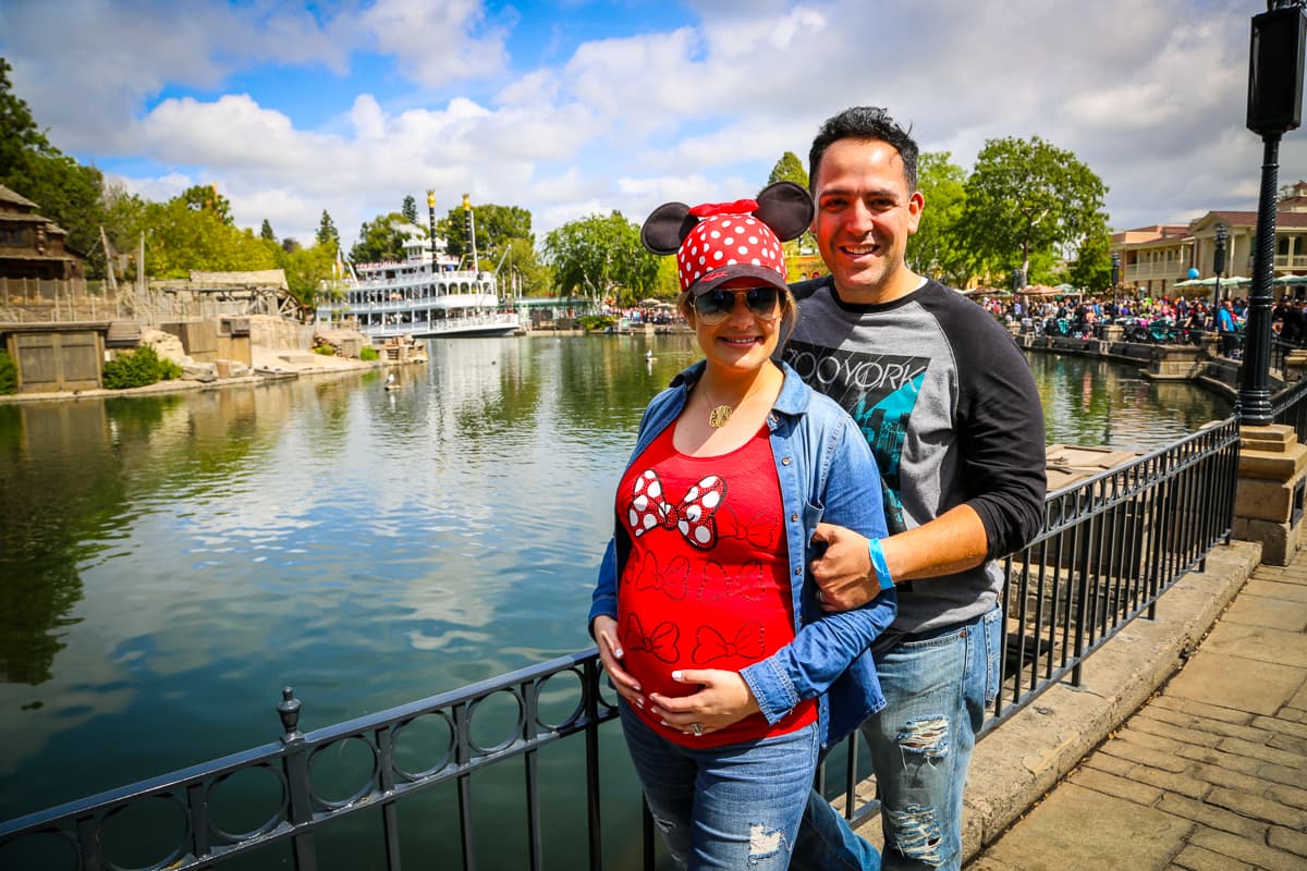 A la espera de su segundo hijo, María Esther pasó un adorable rato con su hermosa hija y su esposo desde el lugar más feliz del mundo.