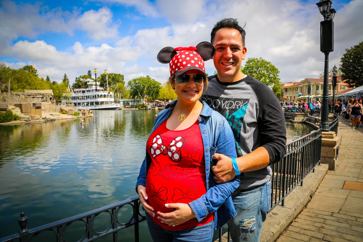 A la espera de su segundo hijo, María Esther pasó un adorable rato con su hermosa hija y su esposo desde el lugar más feliz del mundo.