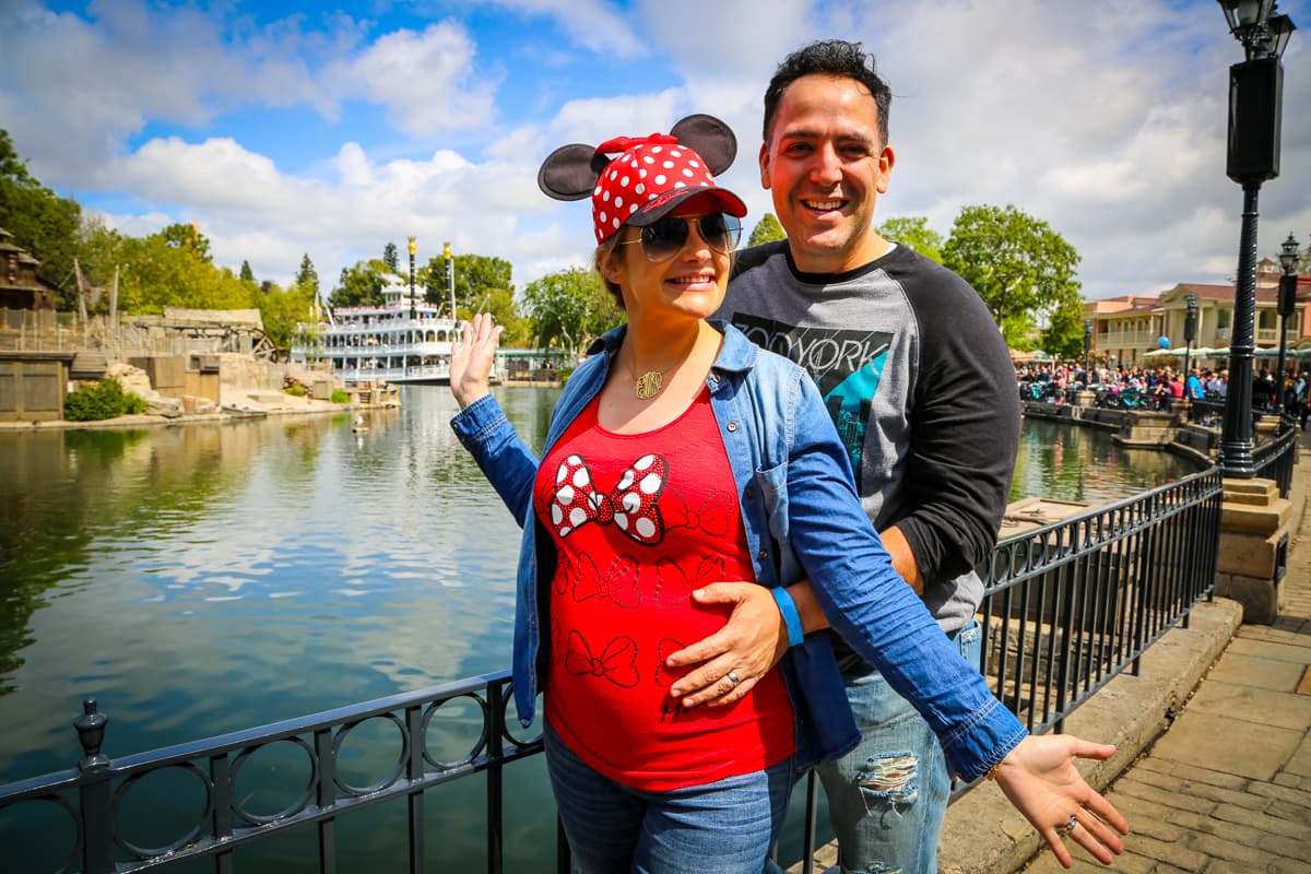 A la espera de su segundo hijo, María Esther pasó un adorable rato con su hermosa hija y su esposo desde el lugar más feliz del mundo.