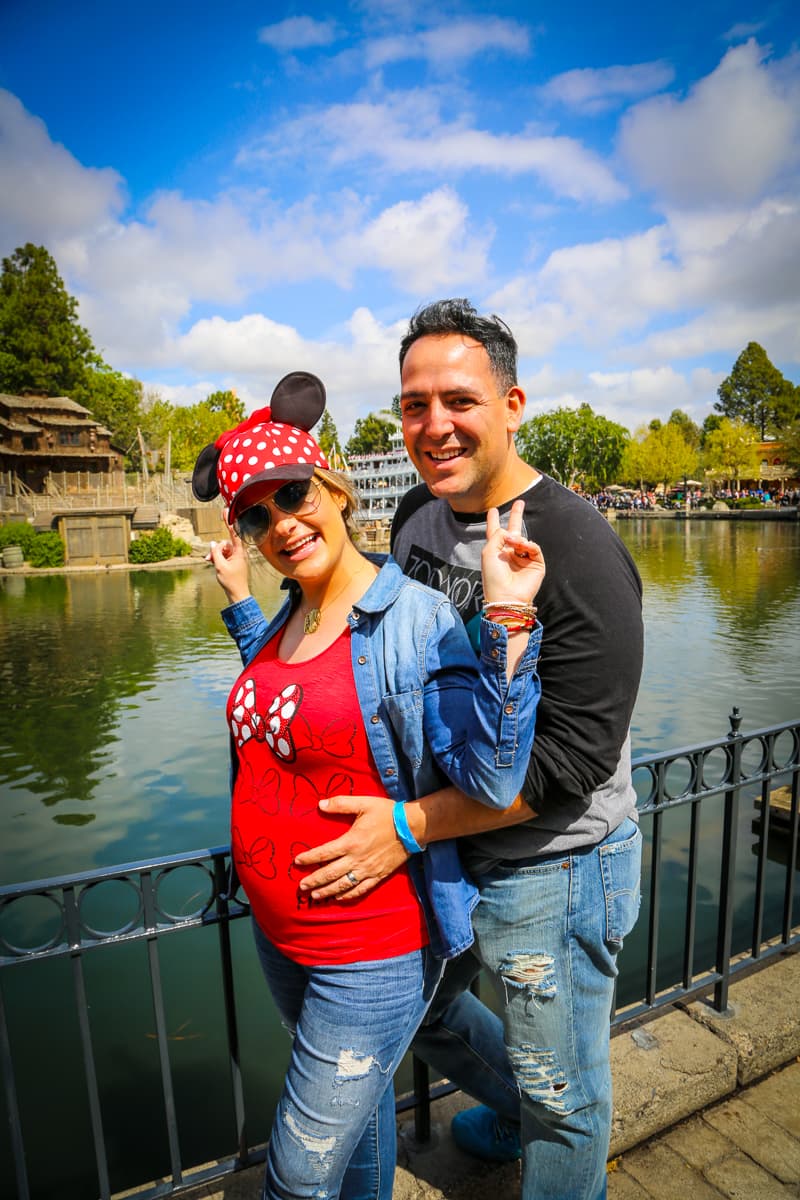 A la espera de su segundo hijo, María Esther pasó un adorable rato con su hermosa hija y su esposo desde el lugar más feliz del mundo.