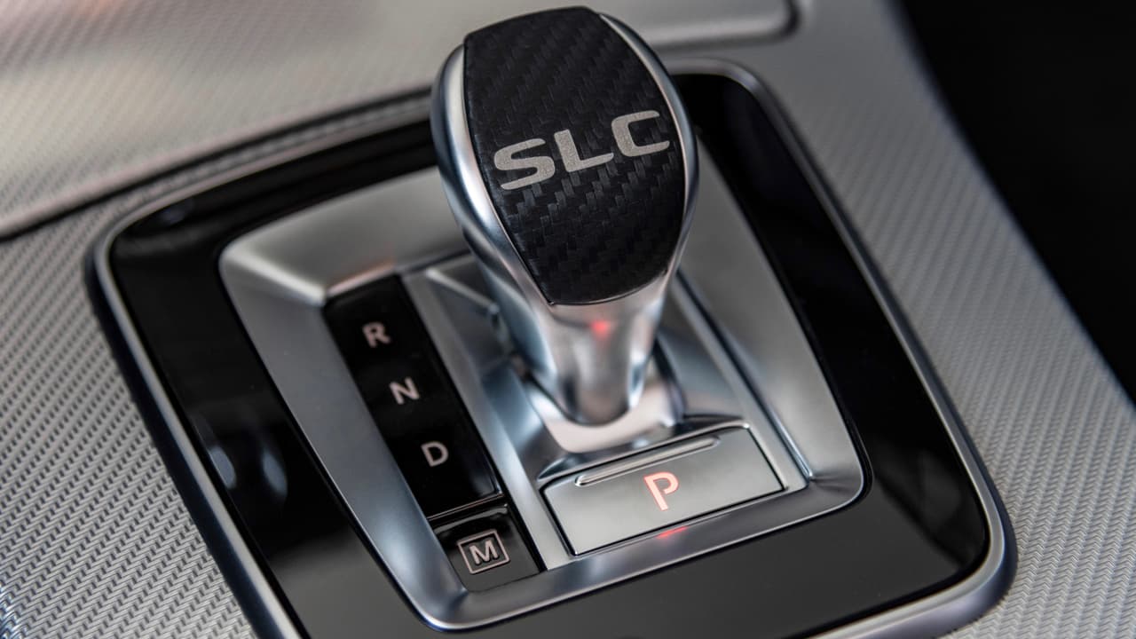 La decoración del interior del Mercedes-Benz SLC Final Edition 2020 hace uso extenso de elegantes terminados en 
<b>fibra de carbono </b>y 
<b>metal texturizado</b>.