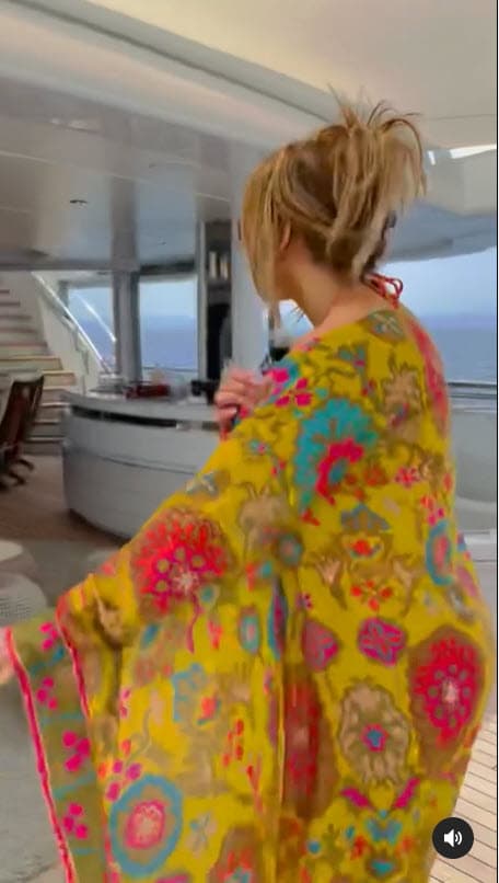 Jennifer también compartió un video donde posa para su fotógrafo en la parte alta de la lujosa embarcación.
<br>