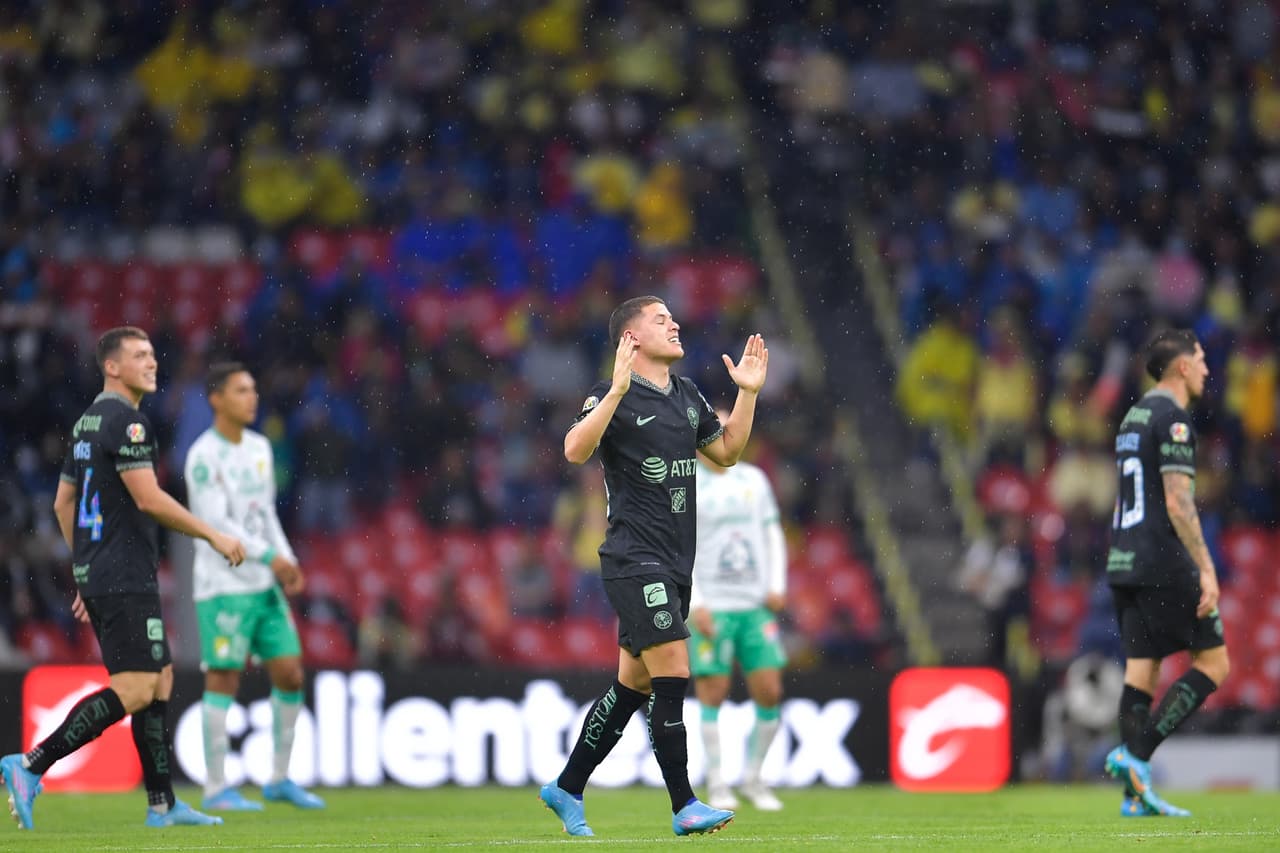 En 8 minutos, América se adelantó en el marcador a balón parado tras un disparo de Richard Sánchez que se desvió en la cabeza de Stiven Barreiro.