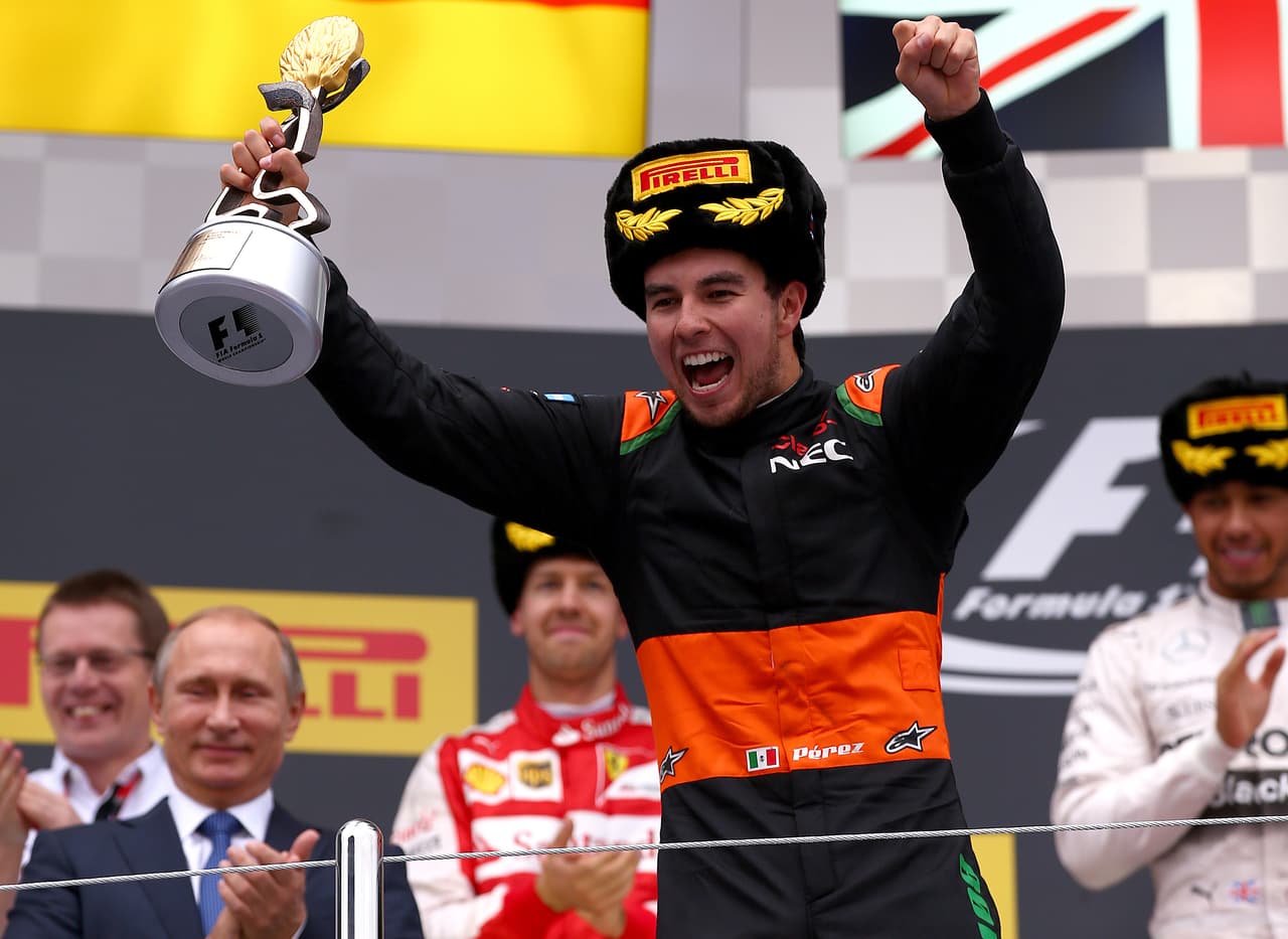 Pero todo puede suceder en los azares del amor y mientras tanto, el joven piloto tiene una oportunidad.