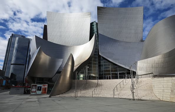 Así luce The Walt Disney Concert Hall, el centro cultural y sede de la Orquesta Filarmónica de Los Ángeles, tras cancelar por completo su agenda desde el pasado 15 de marzo.
<br>