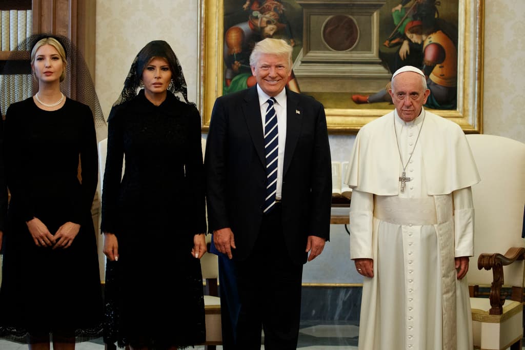 Ivanka Trump, la primera dama Melania Trump y el presidente Donald Trump junto al papa Francisco durante una reunión, el miércoles 24 de mayo de 2017, en el Vaticano.