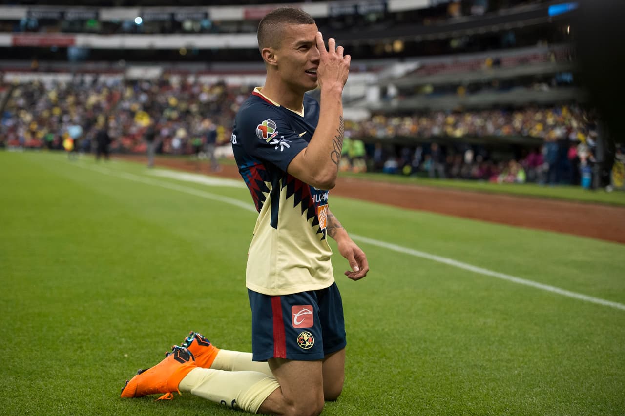 En velocidad apareció en el área, tomó la pelota, eludió rivales y con un toque de puntazo infló la red una vez más.