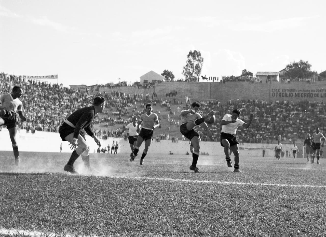 El portero uruguayo Gastón Maspoli, segundo por la izquierda, observa a su compañero Juan Carlos González despejar el balón durante un ataque de Bolivia, durante el partido del Mundial disputado en Belo Horizonte,