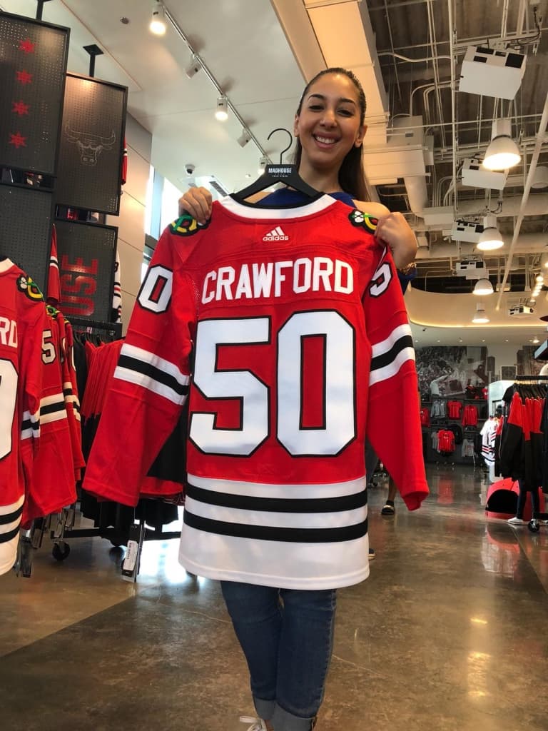 Prometí volver a 
<b>Chicago</b> a ver un juego de hockey de los 
<b>Blackhawks </b>y ya hasta tengo jersey y gorra para apoyar al equipo.