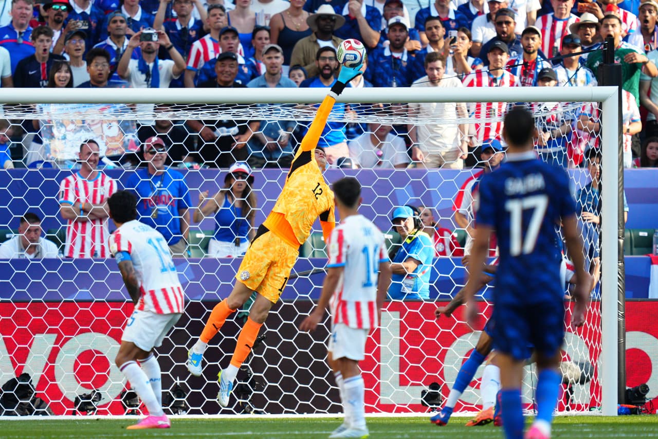 Orlando Gill salva de un gol a su equipo.