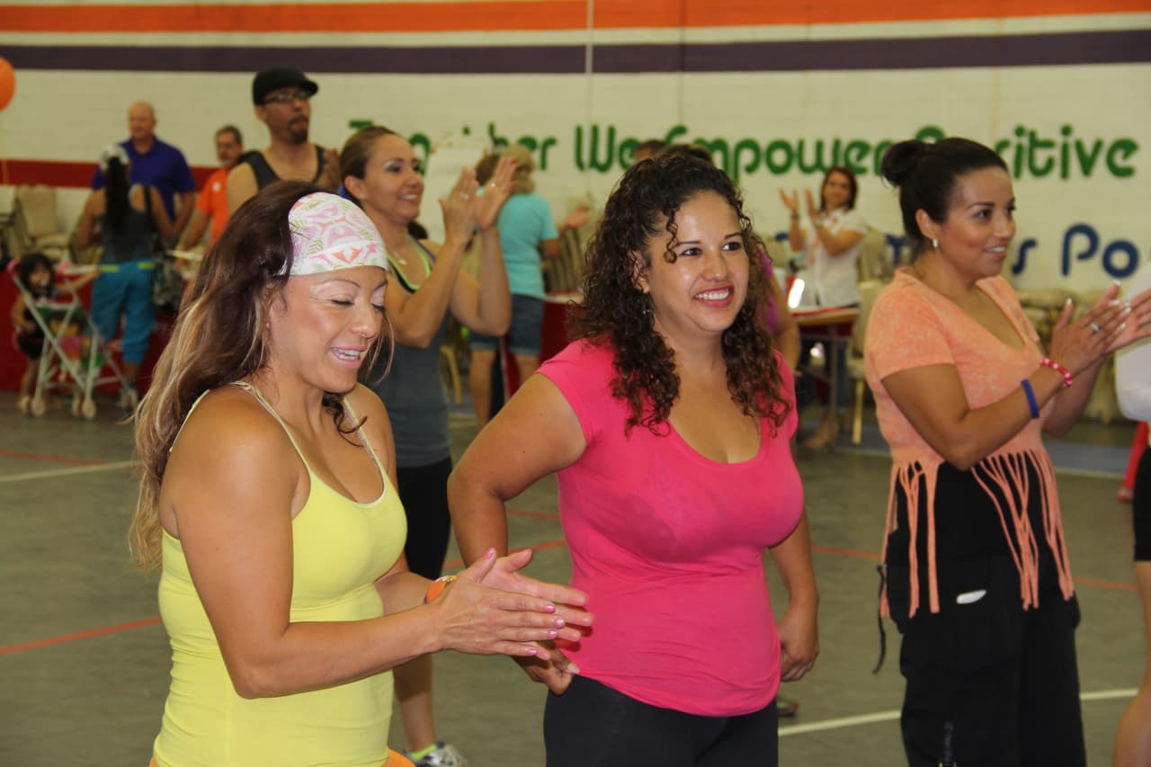 Unas 300 personas asistieron a la feria “Camino a la Salud’, donde se hicieron exámenes gratis, bailaron Zumba y conocieron a la carismática Cecilia Ramírez Harris de Primer Impacto.