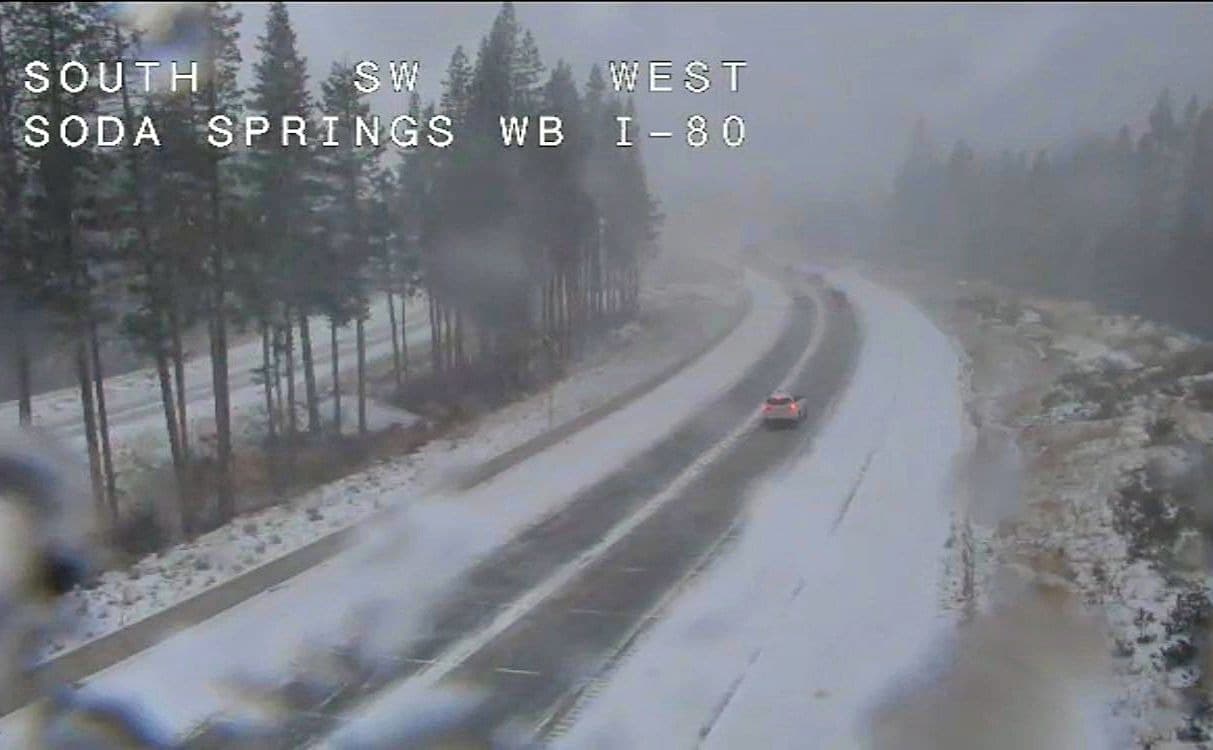 Si es absolutamente necesario salir a la autopista en la zona montañosa de la Sierra Nevada, los automovilistas deben estar preparados para embotellamientos que se pueden extender por horas. Agua, alimentos y cobijas son artículos que pueden faltar en los vehículos.