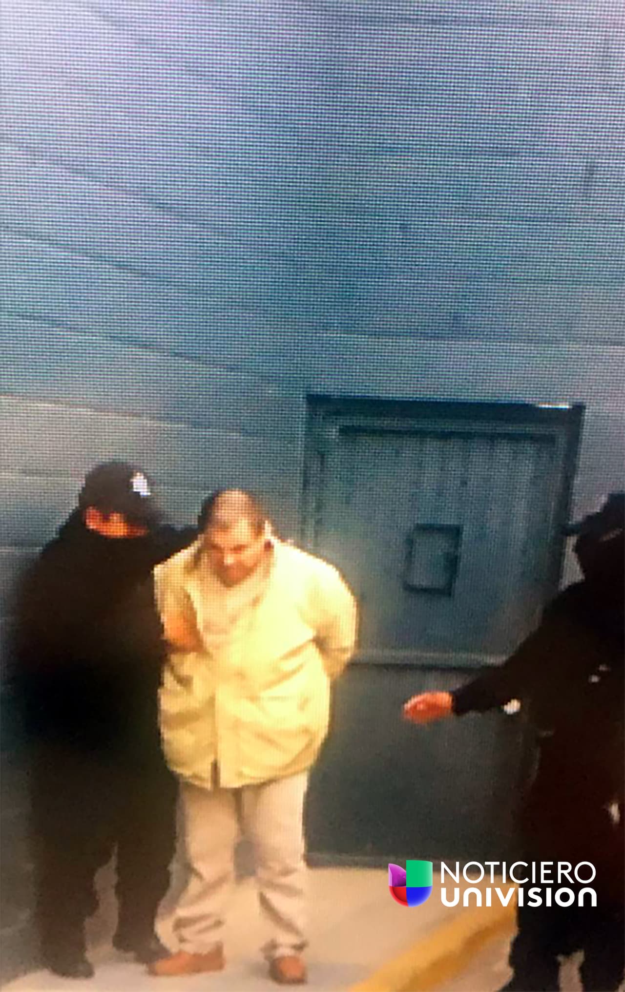 Imagen inédita de Joaquín Guzmán durante su traslado del penal del Altiplano a Ciudad Juárez en mayo de 2016.