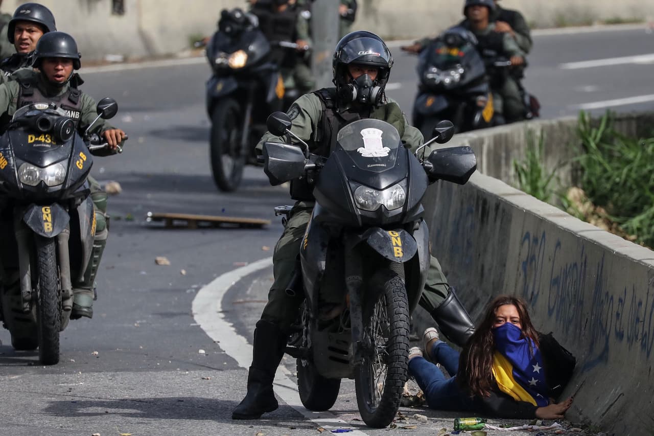 "Ya agarramos a esta maldita": el relato de la manifestante en Caracas a la que un guardia nacional le puso la bota en la espalda
