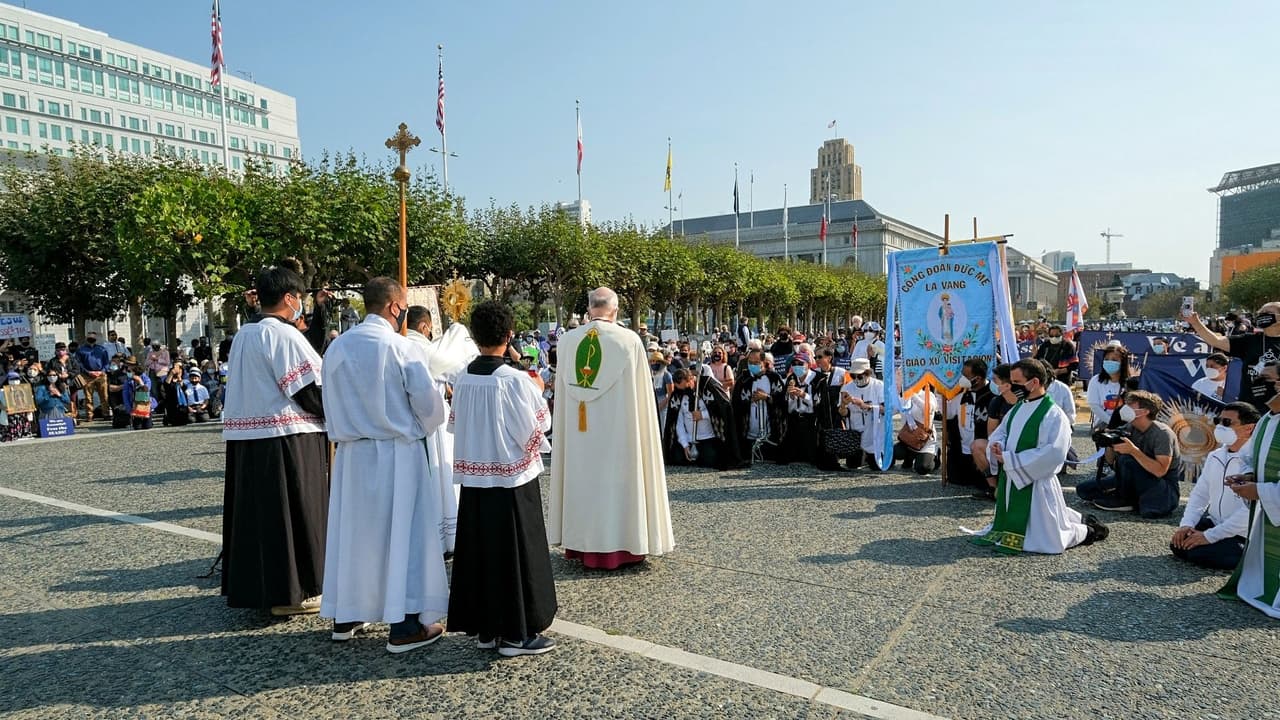 Decenas de feligreses escuchan las palabras del arzobispo Salvatore Cordileone durante el fin de semana de marchas para exigir la reapertura de las iglesias.
