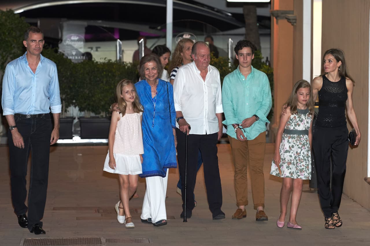 Aunque antes de que concluya el verano, la familia real viajará a
<b><a href="https://www.univision.com/entretenimiento/realeza/lo-que-no-se-vio-del-pleito-entre-la-reina-de-espana-y-su-suegra-incluso-les-leen-los-labios-fotos">Palma de Mallorca</a></b> donde pasará unos días de descanso y después viajará a un destino que no divulgará para garantizar su intimidad y evitar el acecho de la prensa.