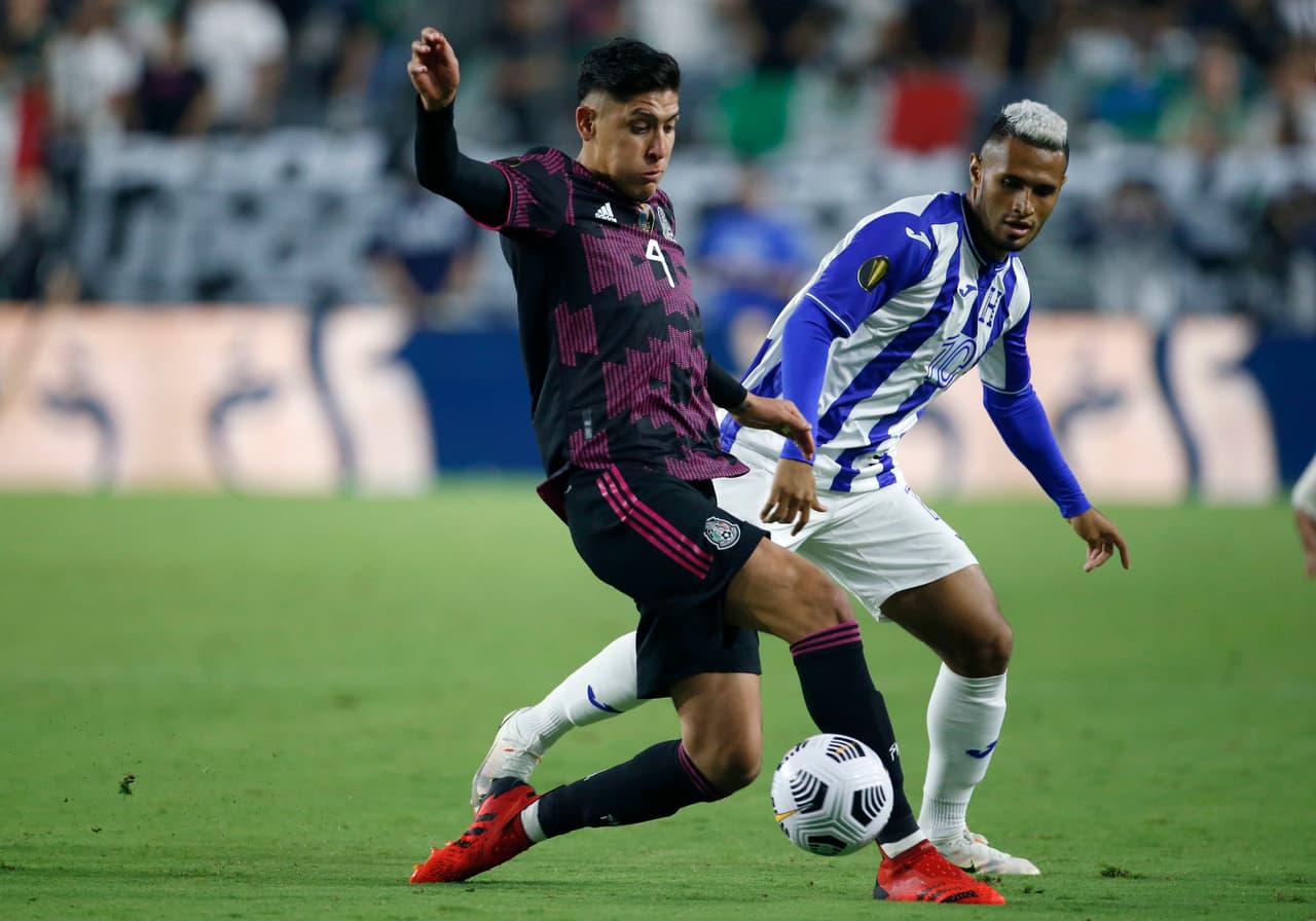 Edson Álvarez disputa el balón contra Honduras.