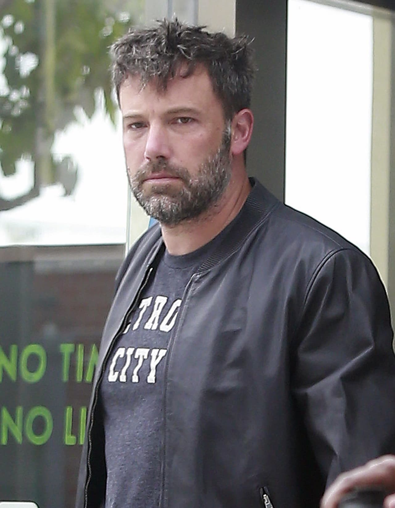 Las cámaras captaron a Ben Affleck comprando una bebida.