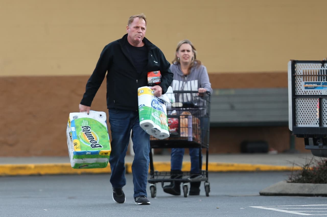 Bajo el acuerdo aprobado por el tribunal, Thomas Markle Jr. de 52 años, y Blount, de 37, deben dejar el bungaló de 287,000 dólares para el próximo 5 de abril.