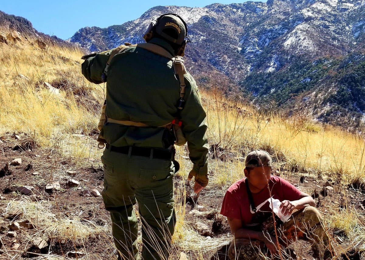 En un esfuerzo coordinado, el equipo de vuelo del MRT del sector de Tucson rescató a un migrante en las montañas Baboquivari. Luego de estar perdido por tres días, el migrante llamó al 911. Con la asistencia del equipo aéreo lo localizaron, le brindaron primeros auxilios y lo extrajeron de manera segura.
