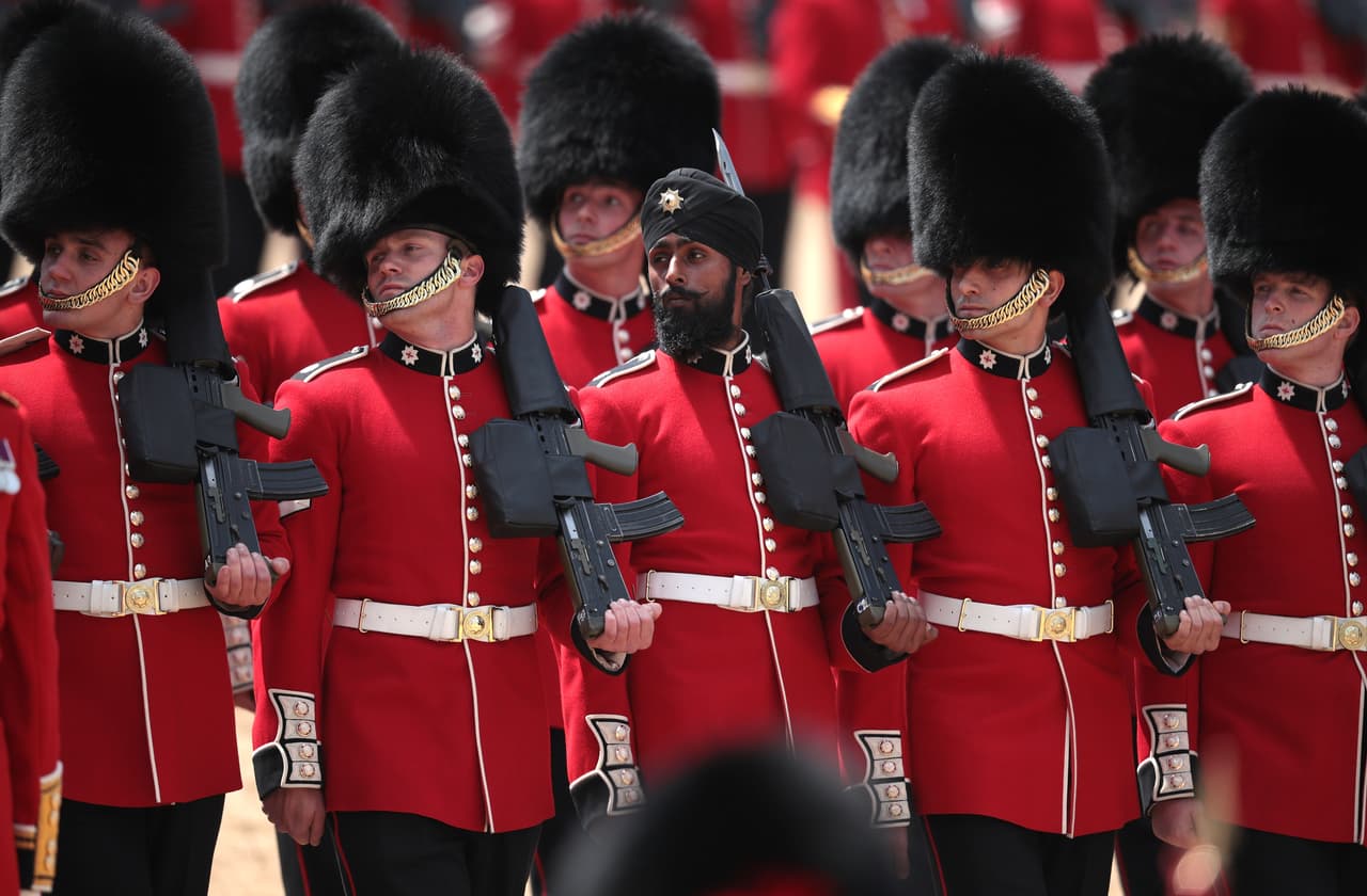 <b>El turbante tiene en el centro una estrella ceremonial de la Coldstream Guard que también llevan en el uniforme los soldados que visten los típicos sombreros de piel de oso</b>. Los varones sijs llevan como segundo nombre Singh (león’) y las mujeres, Kaur (‘princesa’).