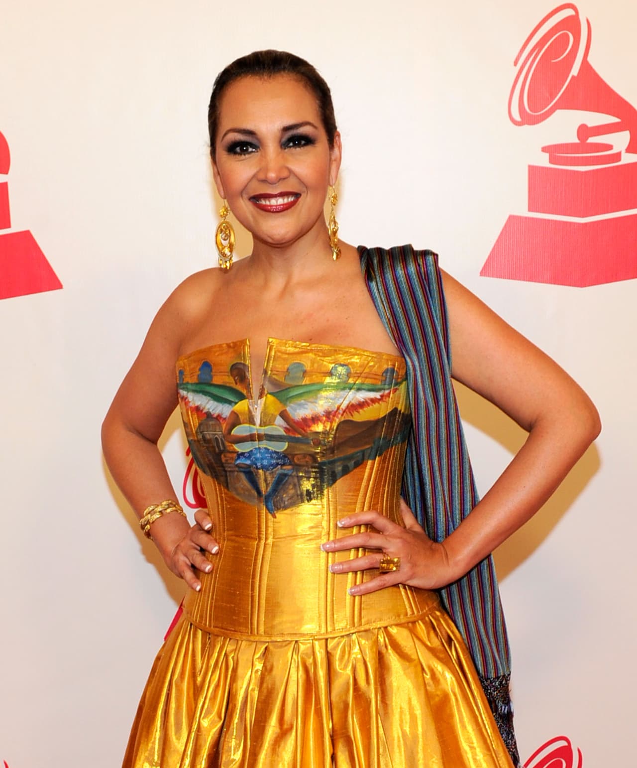 El toque para acompañar este hermoso diseño tan colorido y elegante a la vez, fue una chalina.