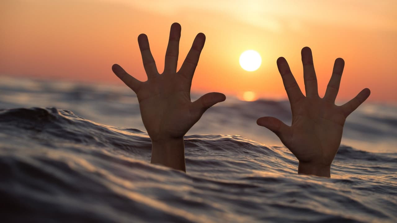 Debes de saber que los niños entre 1 y 4 años son los que más riesgo corren, ya que son muy activos. Debes saber que un niño puede caerse en una piscina o adentrarse en el mar y ahogarse en silencio en uno o dos minutos sin pedir ayuda.