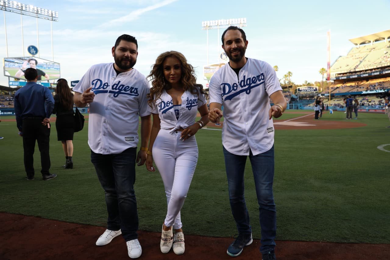 Esta es la primera vez que los locutores son invitados por los 
<b>Dodgers</b> de Los Ángeles, para lanzar la primera bola en uno de sus partidos.