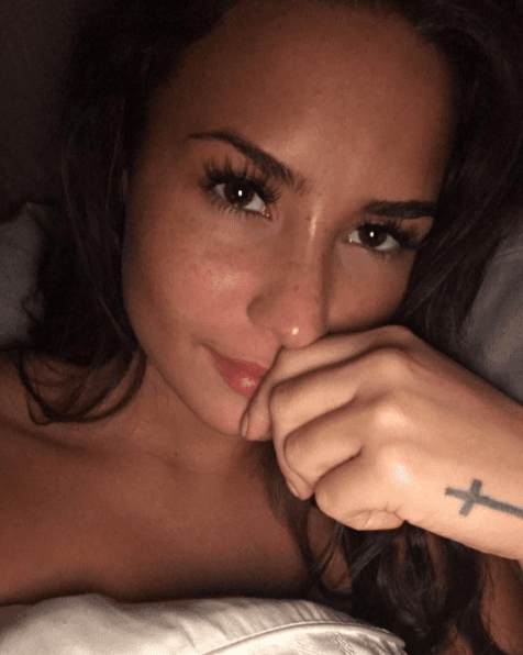 La artista dijo que, al comenzar a actuar para Disney, sufrió de intimidación en la escuela: sus compañeros la presionaban para que se suicidara, y fue ahí cuando comenzó su deseo compulsivo de comer y su consumo de alcohol y cocaína.