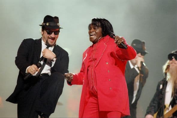 Brow estuvo acompañado por James Belushi.