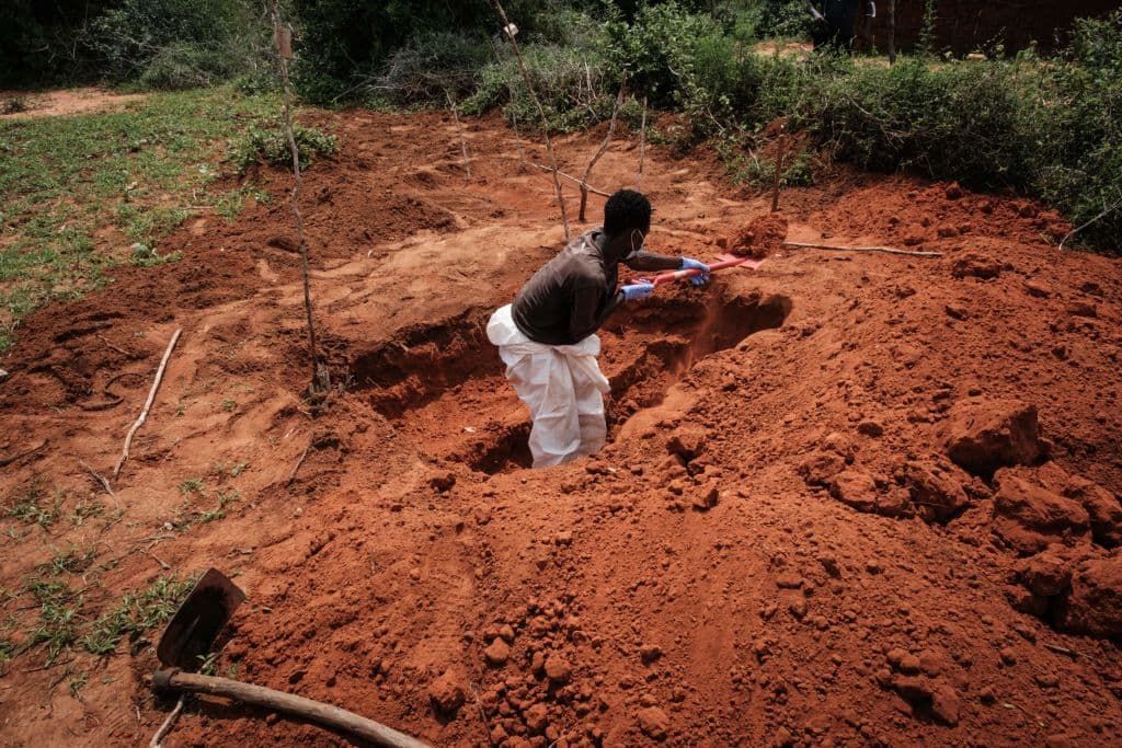 En el lugar, los trabajos de desenterramiento parecían no tener fin.