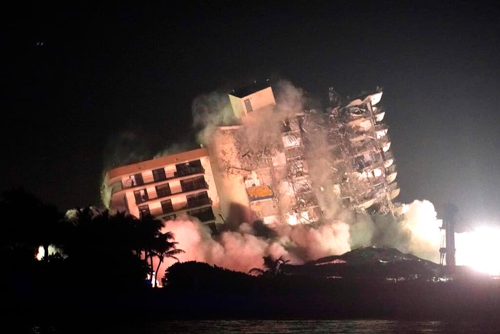 <b>A las 22:30 horas ET, se activaron las cargas</b> para demoler lo que quedaba del condominio colapsado en Miami. La demolición es clave para reanudar la búsqueda de las víctimas.
