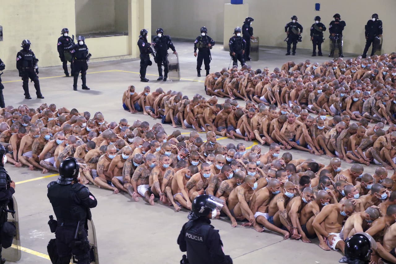 Según Bukele, los asesinatos de los últimos días fueron ordenados en las prisiones, porque 
<a href="https://www.univision.com/noticias/america-latina/bukele-aprovecha-la-crisis-del-coronavirus-en-el-salvador-para-autorizar-el-uso-de-la-fuerza-letal-contra-pandilleros">"las maras están aprovechando que casi la totalidad" de la "fuerza pública está controlando la pandemia" del coronavirus. </a>