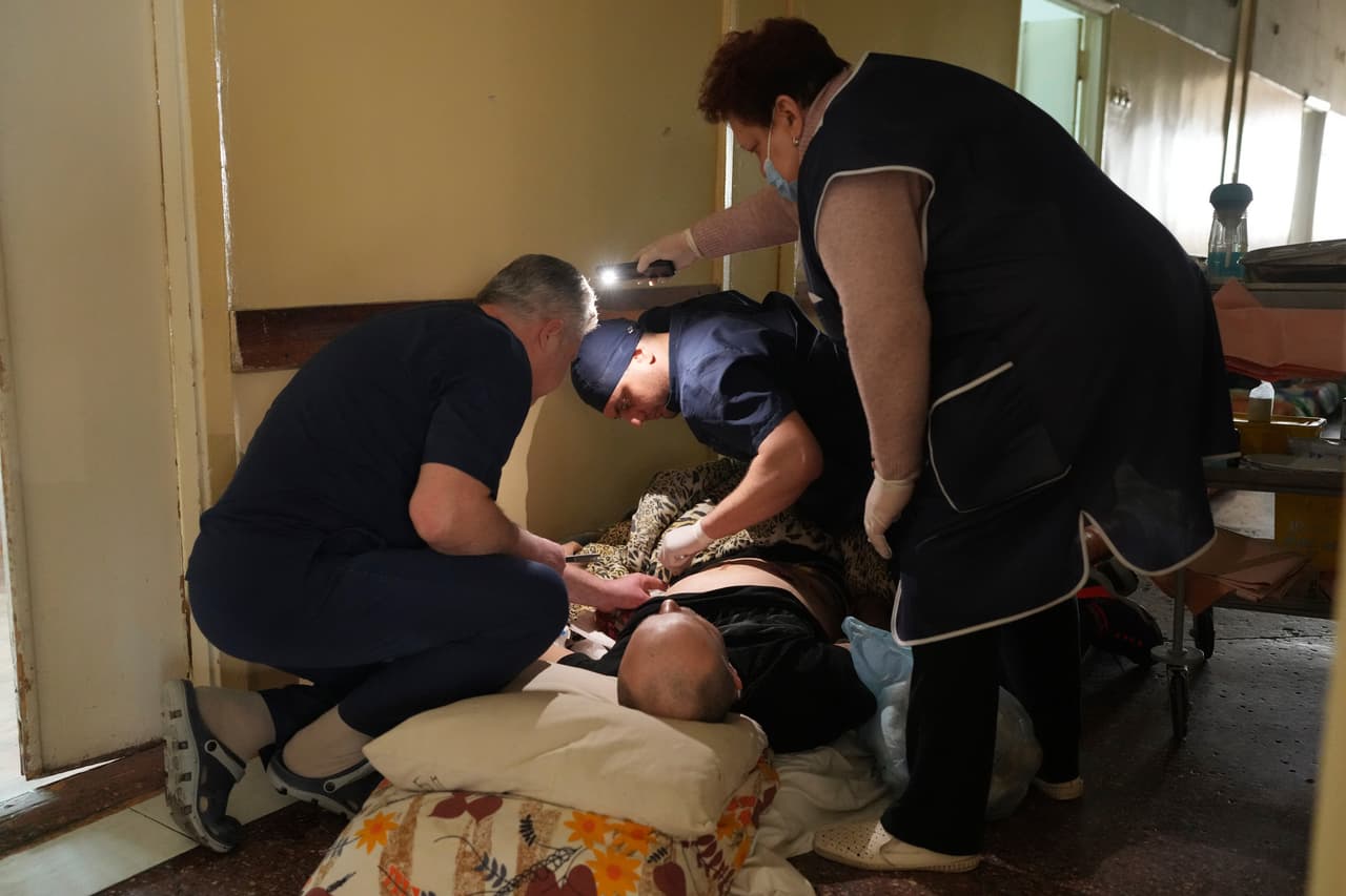 Trabajadores médicos atienden a un hombre herido por bombardeos en el hospital en Mariupol. 
<br>
<br>Se suponía que Mariupol se beneficiaría de un alto al fuego humanitario para permitir la evacuación de civiles de la ciudad, que es clave para los rusos para unir el 
<a href="https://www.univision.com/noticias/politica/ucrania-donbas-invasion-rusa-pretexto">corredor que va desde Donbas</a>, zona del este de Ucrania en conflicto desde 2014 por separatistas prorrusos, hasta el Mar de Azov, al sur. Pero las autoridades locales dicen que Rusia no está respetando el alto el fuego y está bombardeando la ciudad.