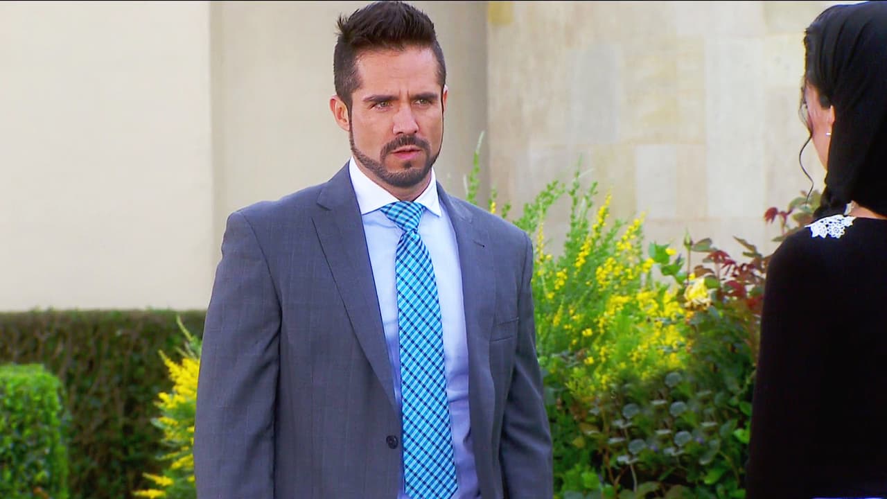 Debes hablarle con la verdad y decirle de tu compromiso.