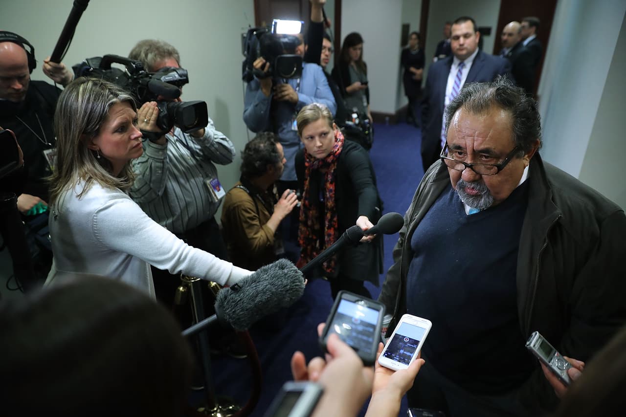 Congresista Raul Grijalva da positivo al coronavirus y su hija culpa a sus colegas republicanos