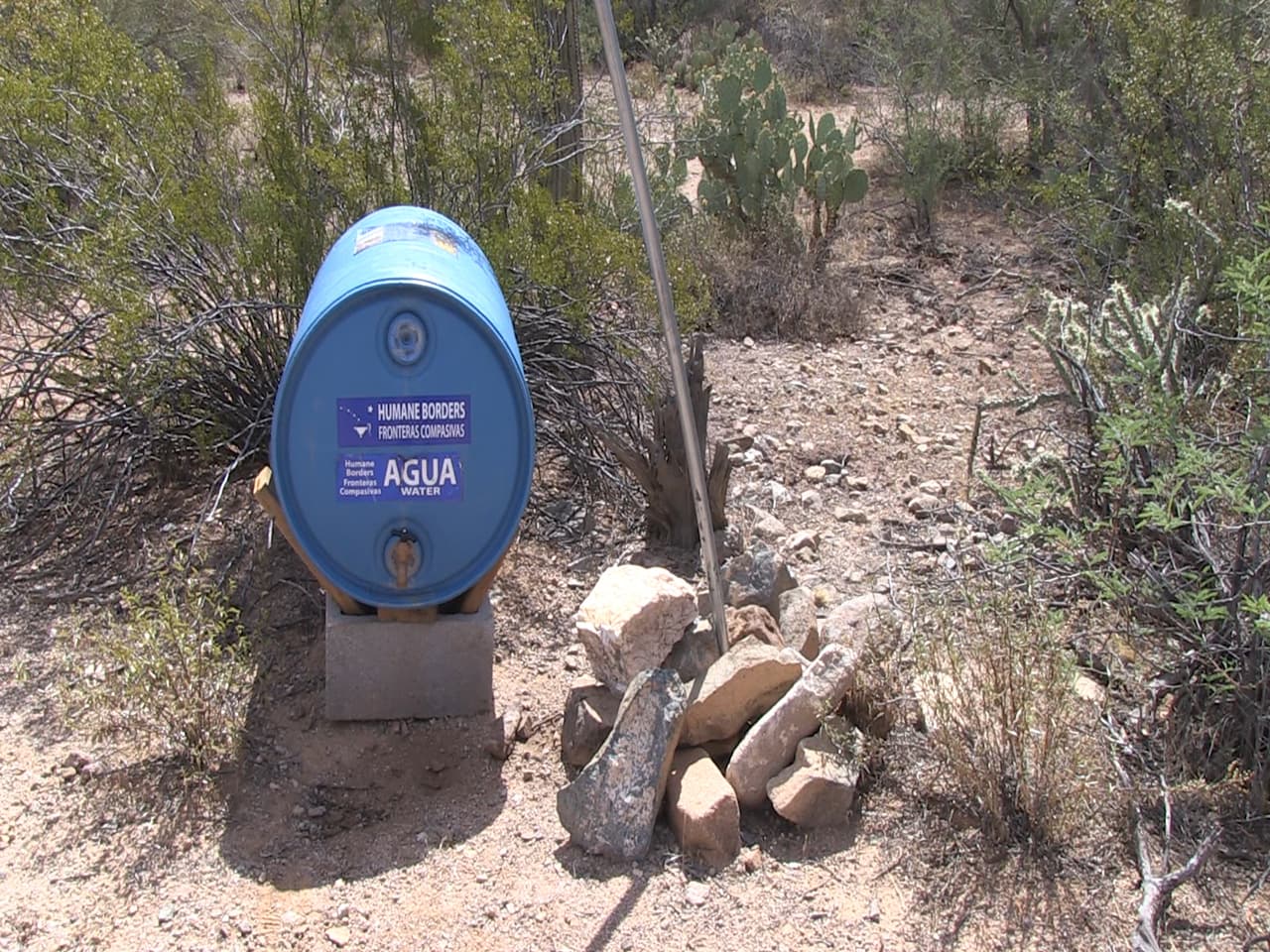 Cada tanque tiene la palabra Agua y el logo de Fronteras Compasivas