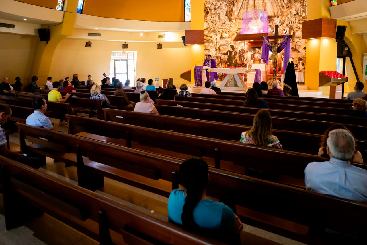 A 6:00 pm comenzarán a rezar el Santo Rosario, antes de dar inicio a la misa.
<br>