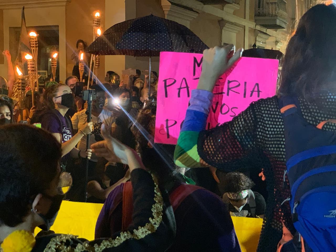 "El estado patriarcal nos quiere en la tumba y no se lo vamos a permitir. Por eso, es que hoy nos convocamos con rabia y dolor...", reclamó la portavoz de la Colectiva Feminista.