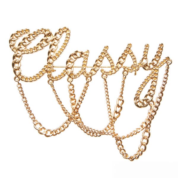 Melody Ehsani. Los broches dejaron de ser el regalo navideño (y anticuado) de tu maestra. Ahora se han convertido en formas de añadirle personalidad a tus atuendos. Encuentra las frases más divertidas y coquetas, como en este creado por la joyera independiente Melody Ehsani. ($10USD; melodyehsani.com)