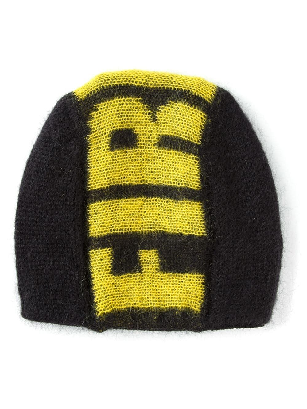 Kenzo. El urban style no podría mencionarse sin ligarlo a Kenzo. Los responsables de las sudaderas de felinos en colores estridentes tienen el accesorio perfecto para combatir al frío con mucho estilo: un gorro en mohair con la frase “fire”. ¡Perfecto para encender el termostato! ($129USD; farfetch.com)