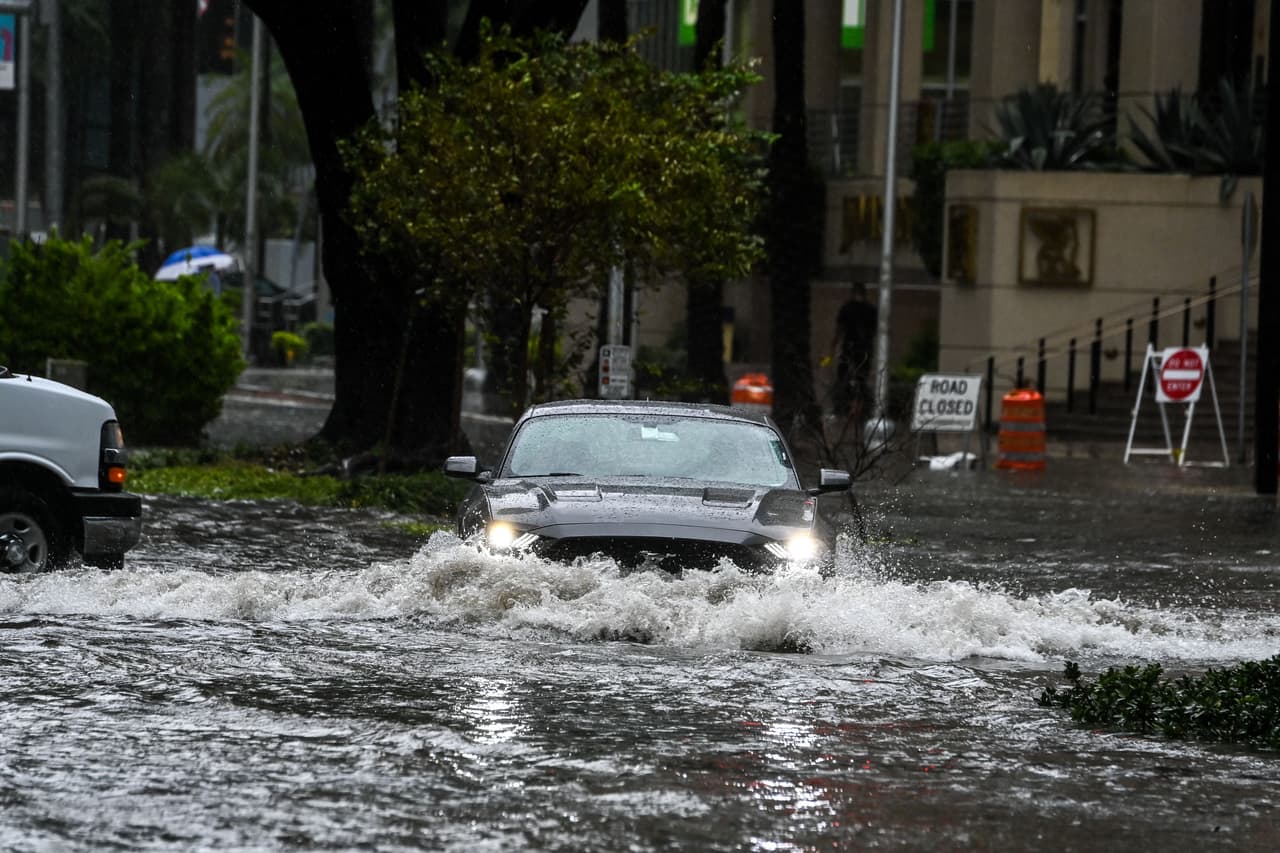 Las lluvias continuarán en el sur de Florida mientras emiten advertencias de inundaciones en varias zonas