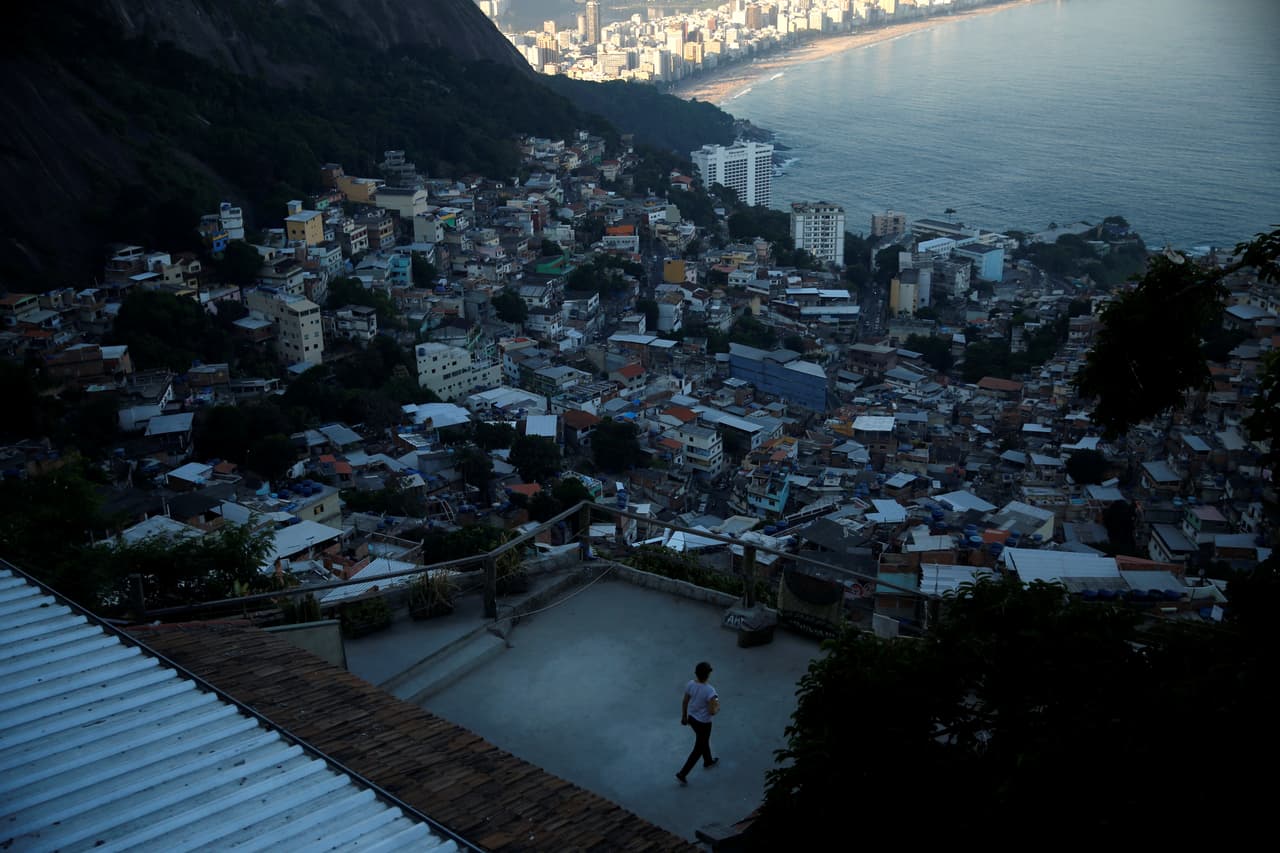 Un huésped camina a lo largo de una terraza en el albergue Alto Vidigal en la favela de Vidigal, en Río de Janeiro, Brasil, el 23 de abril de 2016.