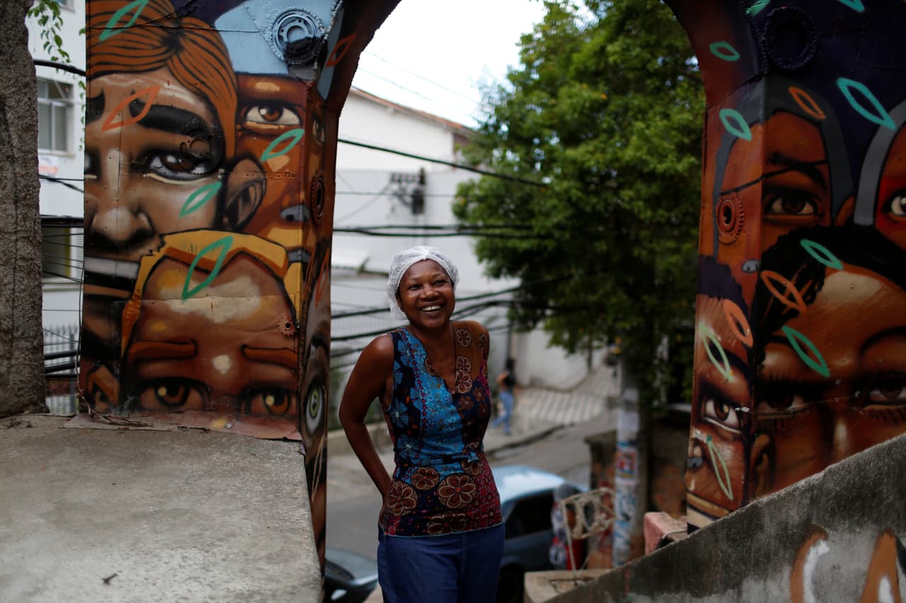 Solange, una trabajadora de la Posada Favelinha (Peuqueña favela), se relaja frente a la entrada del hostal, en Pereira da Silva favela de Río de Janeiro, Brasil, el 21 de abril de 2016.