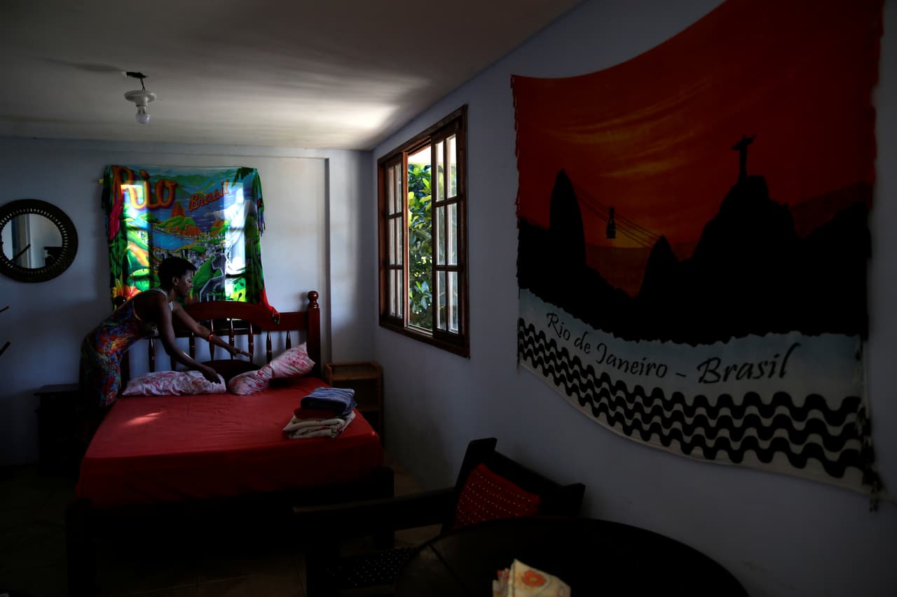 Solange, una trabajadora de la Posada Favelinha (Pequeña favela),hace el mantenimiento de una habitación del hostal, en Pereira da Silva favela de Río de Janeiro, Brasil, el 21 de abril de 2016.