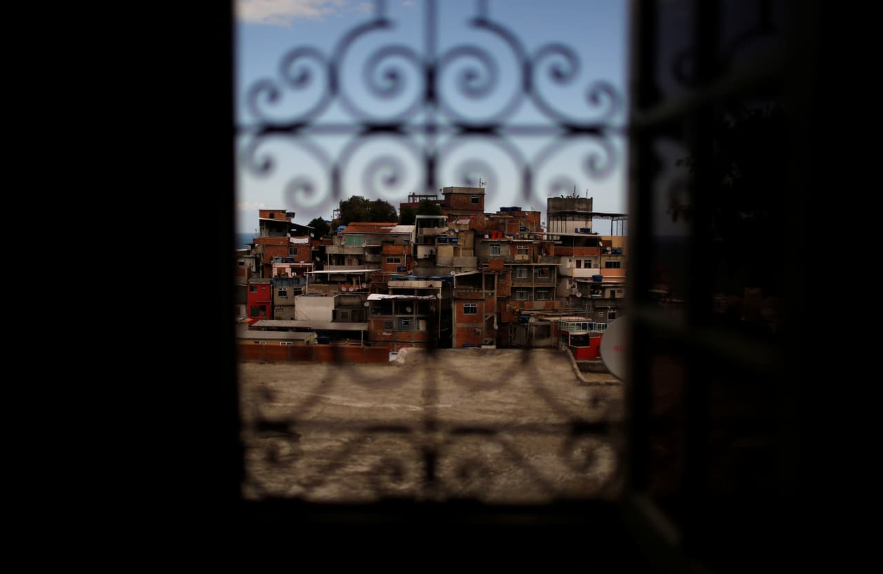 Las casas se ven a través de una ventana del albergue Tiki, en Cantagalo favela, Río de Janeiro, Brasil, el 1 de mayo de 2016.