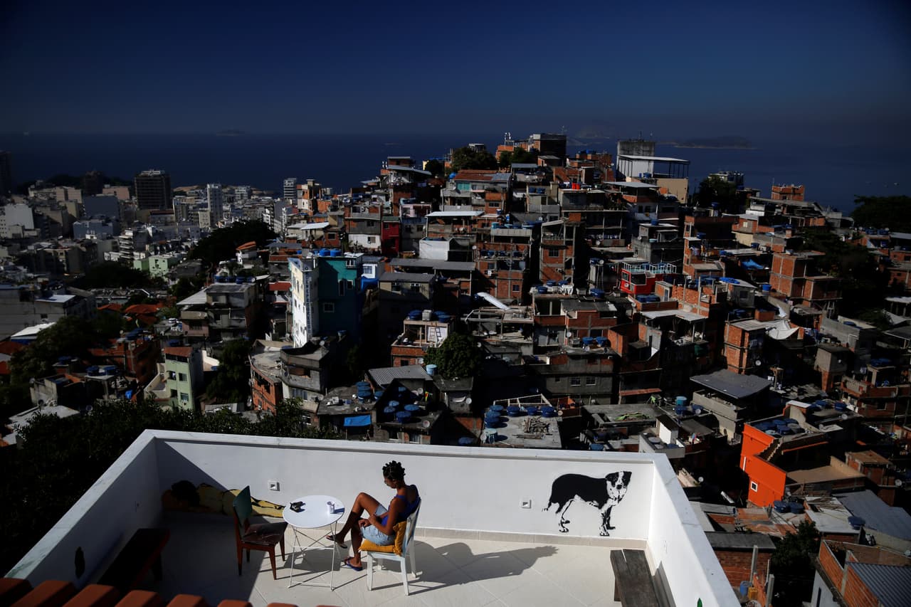Una mujer se sienta en la terraza del albergue Tiki en Cantagalo, favela en Río de Janeiro, Brasil, el 16 de abril de 2016.