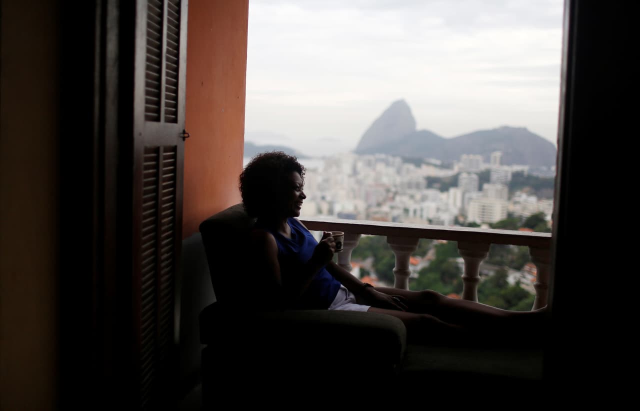 Una huesped se relaja mirando la montaña "Pan de azúcar" por un balcón de la Pousada Favelinha (Pequeña favela), hostal en Pereira da Silva favela, en Río de Janeiro, Brasil, el 29 de abril de 2016.