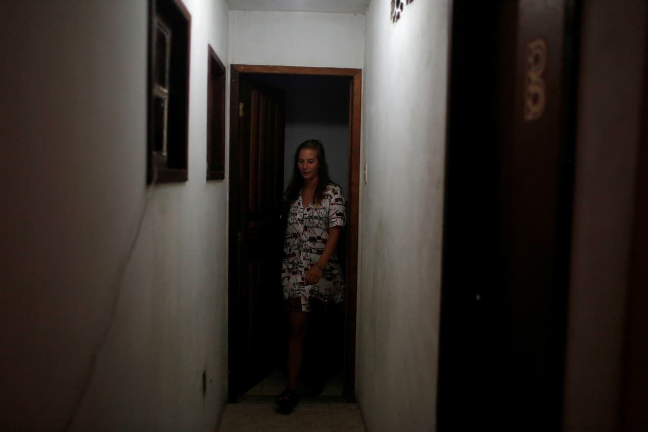 Una turista sale de su habitación de la Pousada Favelinha (Pequeña favela), hostal en Pereira da Silva favela, Río de Janeiro, Brasil, el 29 de abril de 2016.