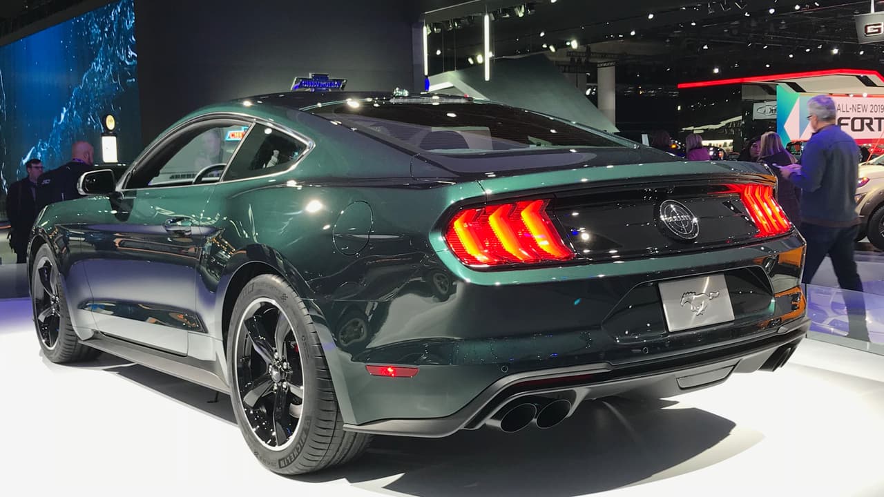 Las otras dos opciones disponibles para el Mustang Bullitt 2019 son el
<b>Bullitt Electronics Package</b> que incluye navegación, asiento y espejos con memoria para el conductor, sistema de sonido Premium y
<b>sistema de información para el punto ciego</b> con alerta de tráfico cruzado trasero.